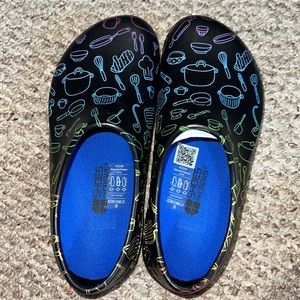 Slip resistant clogs